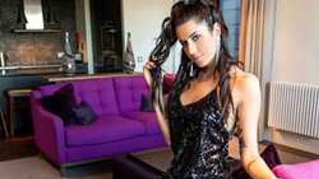 Rányitották az ajtót a nagy mellű kosaras lányra: meztelenül pancsolt