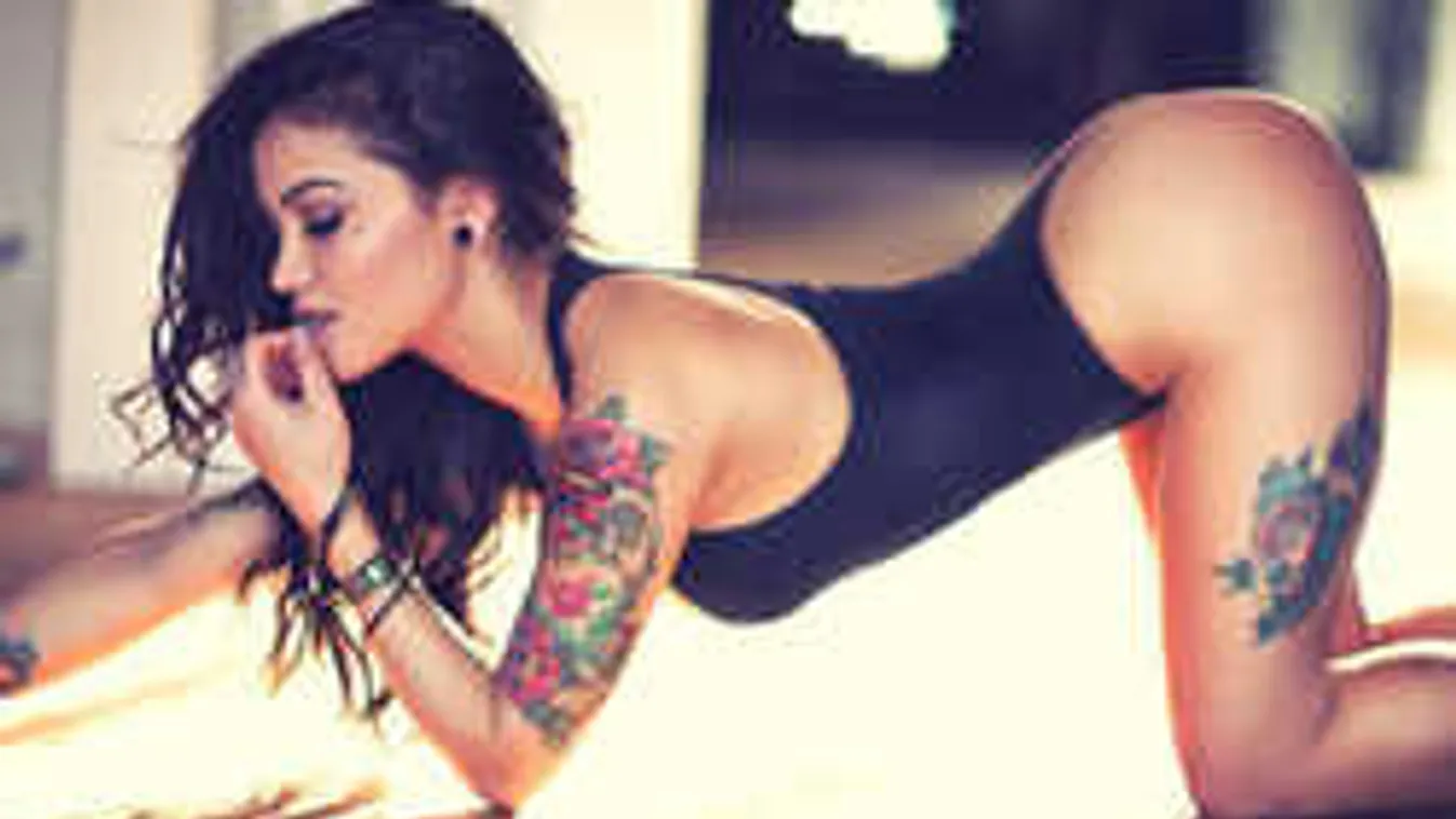 Meztelenül fotózza magát a tetkós mellű táncosnő