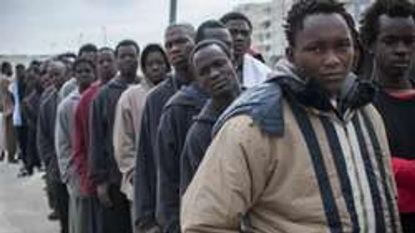 1100 migráns rohanta le a kerítést