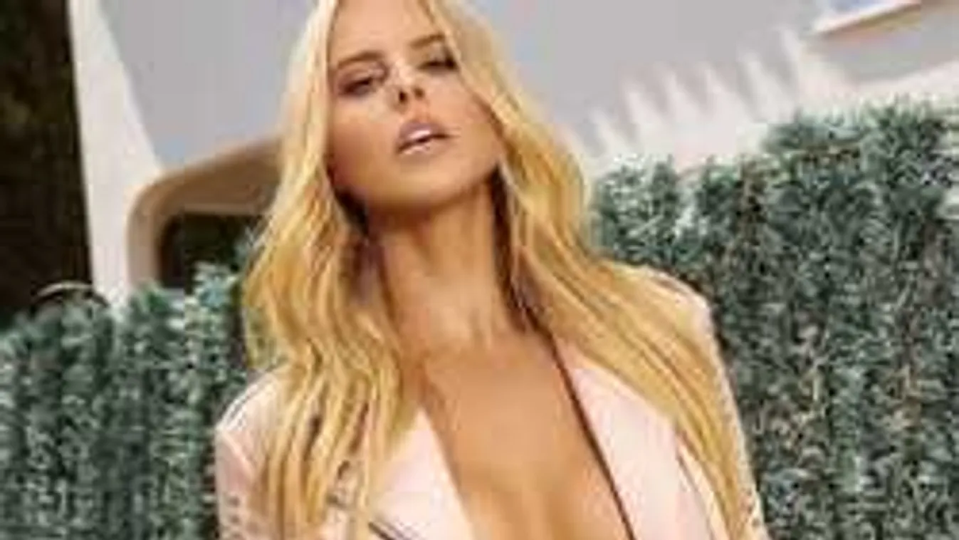 Az ablakban meztelenkedett a hatalmas mellű bombázó