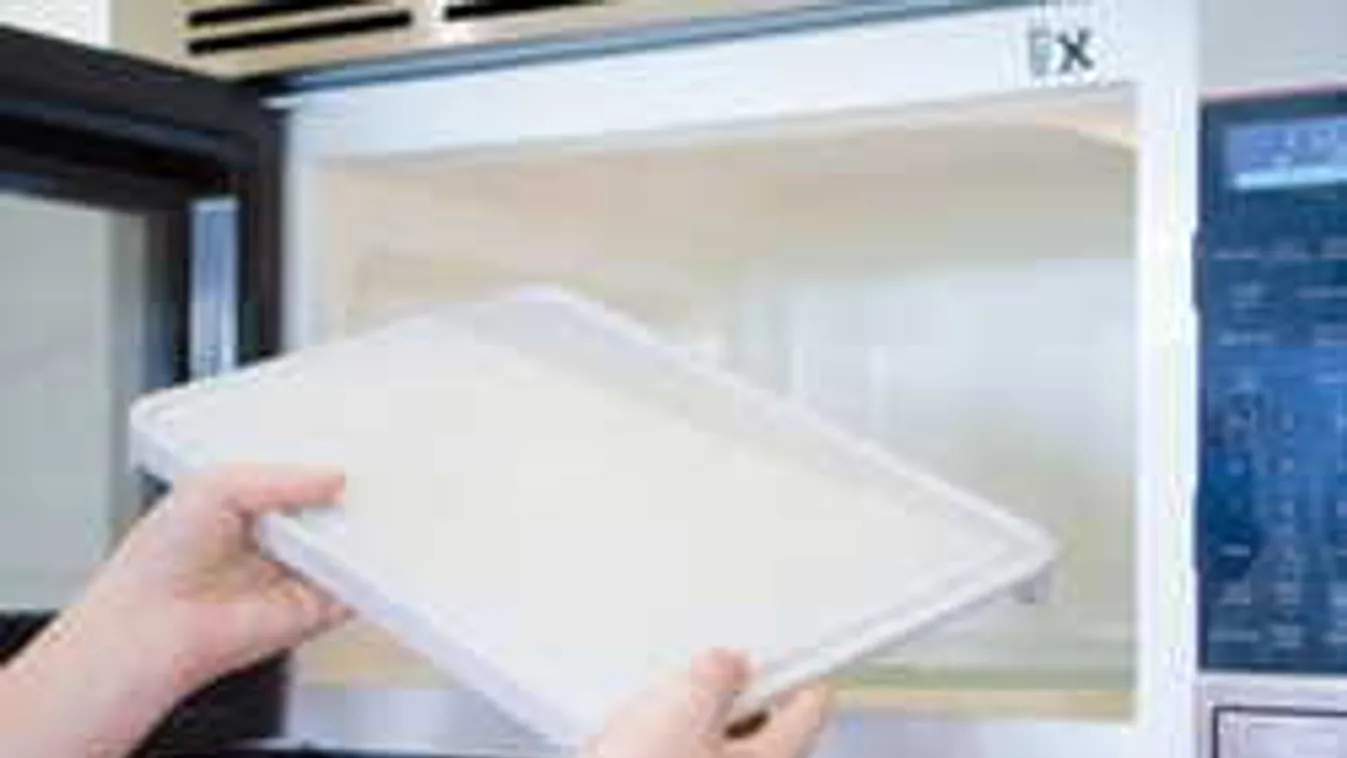 Szuper konyhatrükk: tedd a vágódeszkát a mikróba!