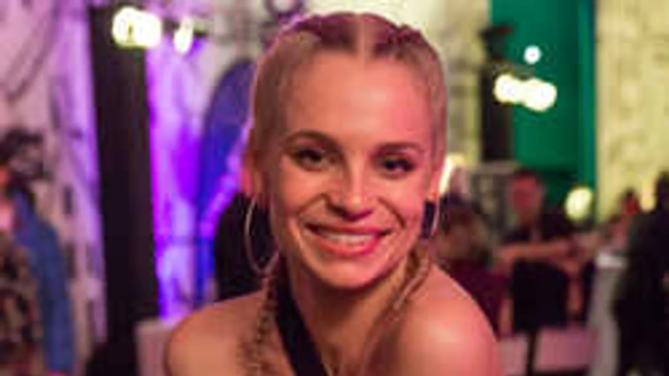 Rajtakapták, szexi fehérneműben készül a karácsonyra Iszak Eszti