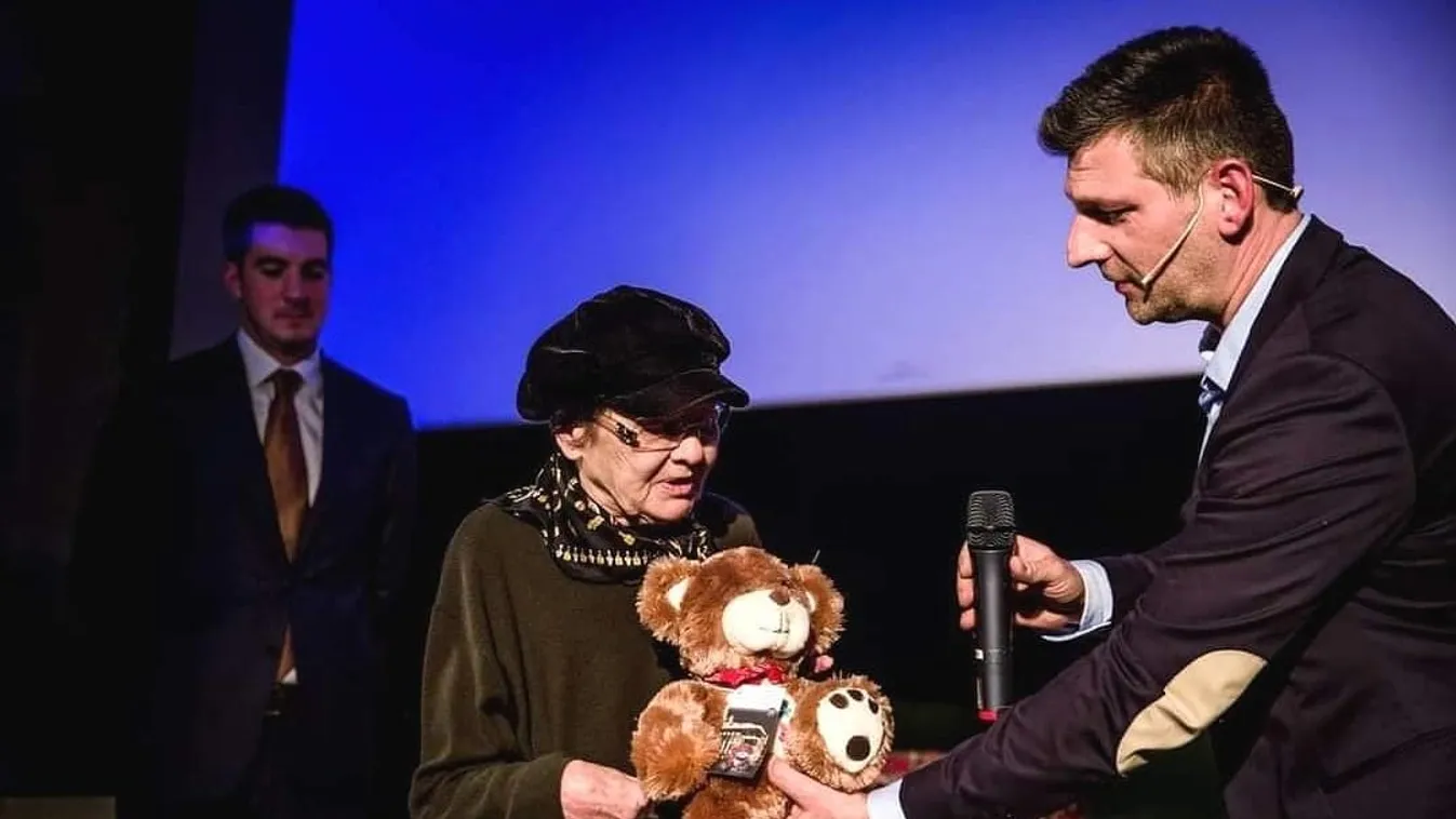 A program ötletadója, Kárász Róbert mellett Törőcsik Mari és a felajánlott játékmackója