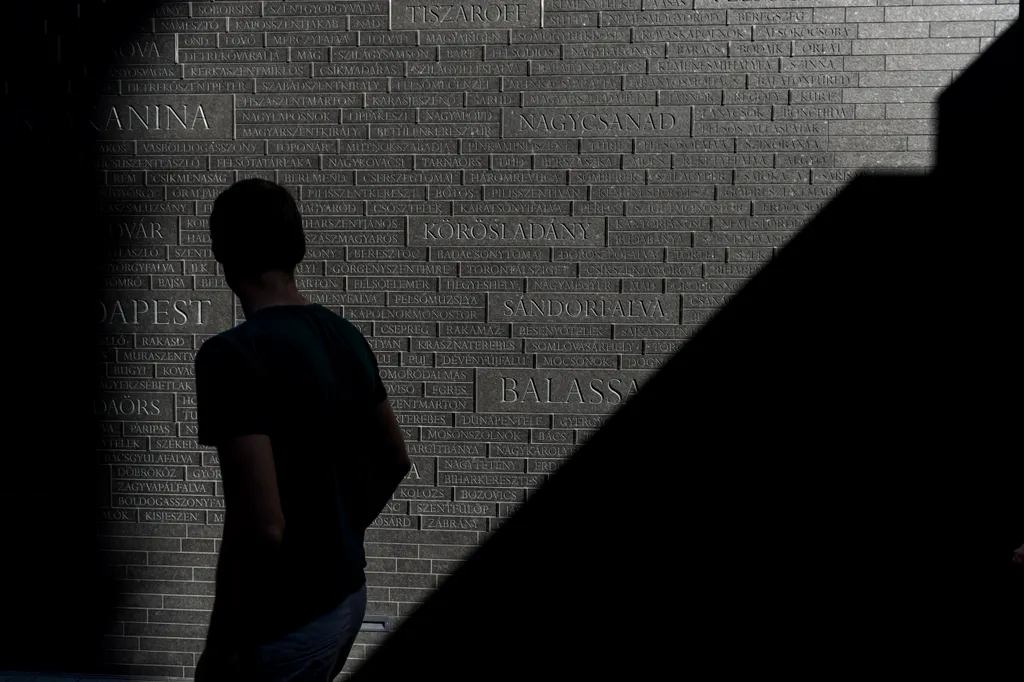 Augusztus 20. - Az Összetartozás emlékhelyének átadása