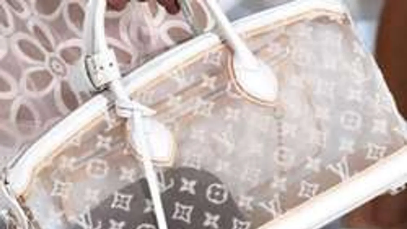 2016 legőrültebb divatja jön! Átlátszó holmikat kapnak magukra a nők!