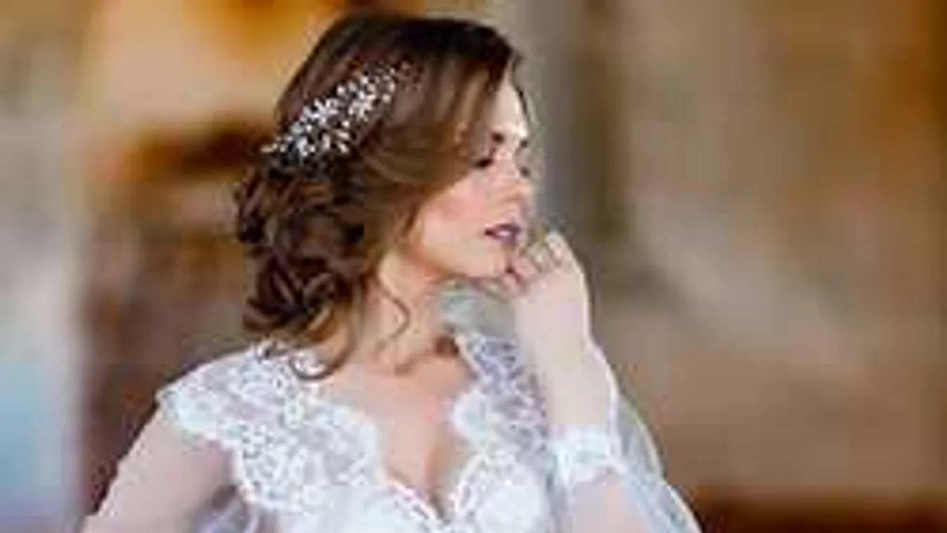 Bugyira vetkőzött a templomban a szőkeség