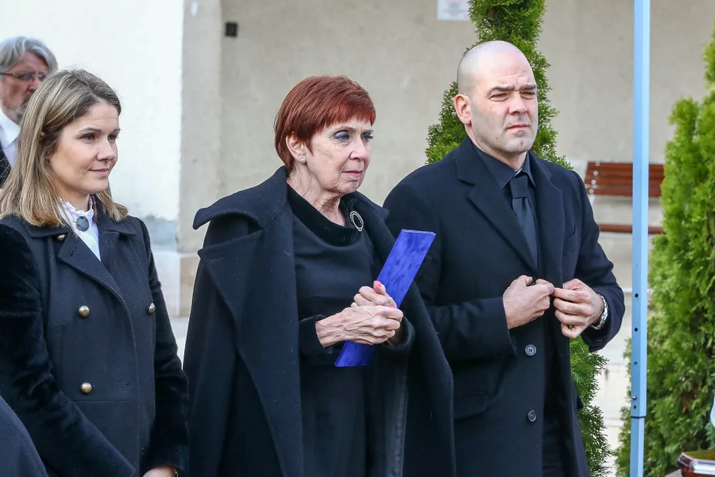 Székely Éva lánya, Gyarmati Andrea Európa-bajnok úszó és unokája, Hesz Máté vízilabdázó.