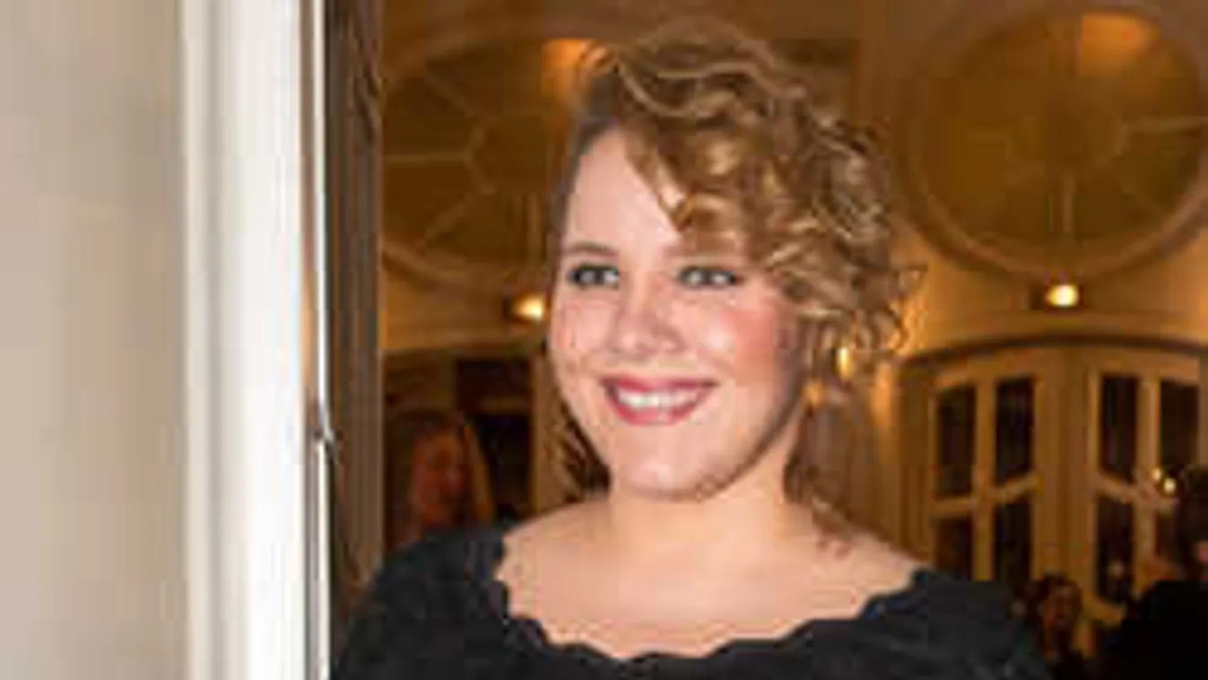 Merész fotó, szexi fürdőruhában pózol a magyar énekesnő