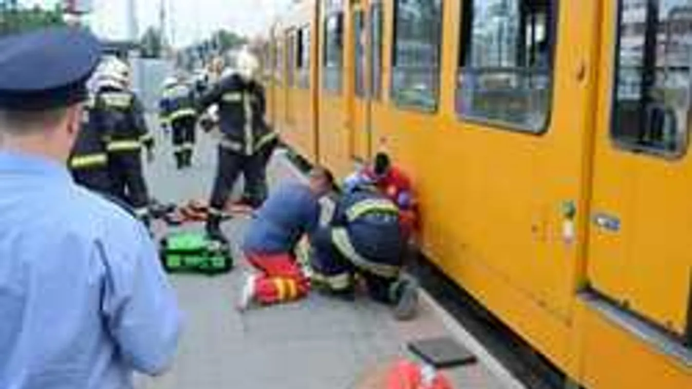 Dráma Budapesten: fotók a villamos alá szorult ember mentéséről