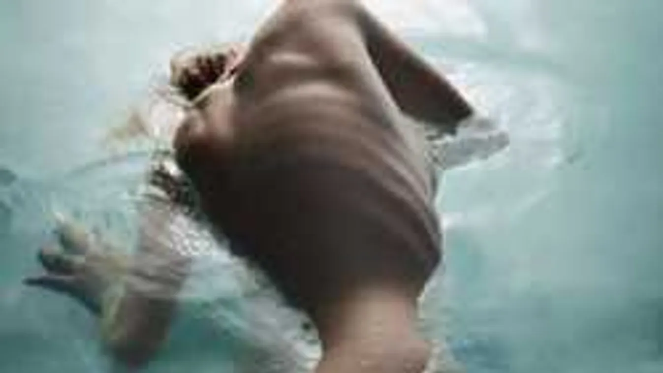 Elképesztő bizarr képeket készített meztelen nőkről a híres fotós!