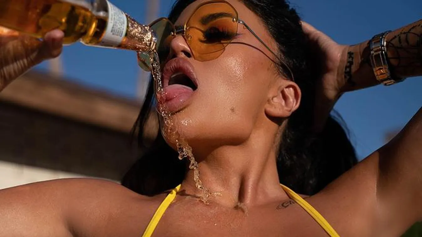 Melltartó nélkül terpeszt be a fonott hajú barna szexbomba