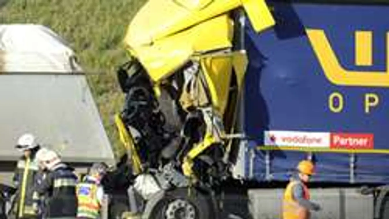 Halál a körgyűrűn, eltűnt a kamion eleje - Fotó