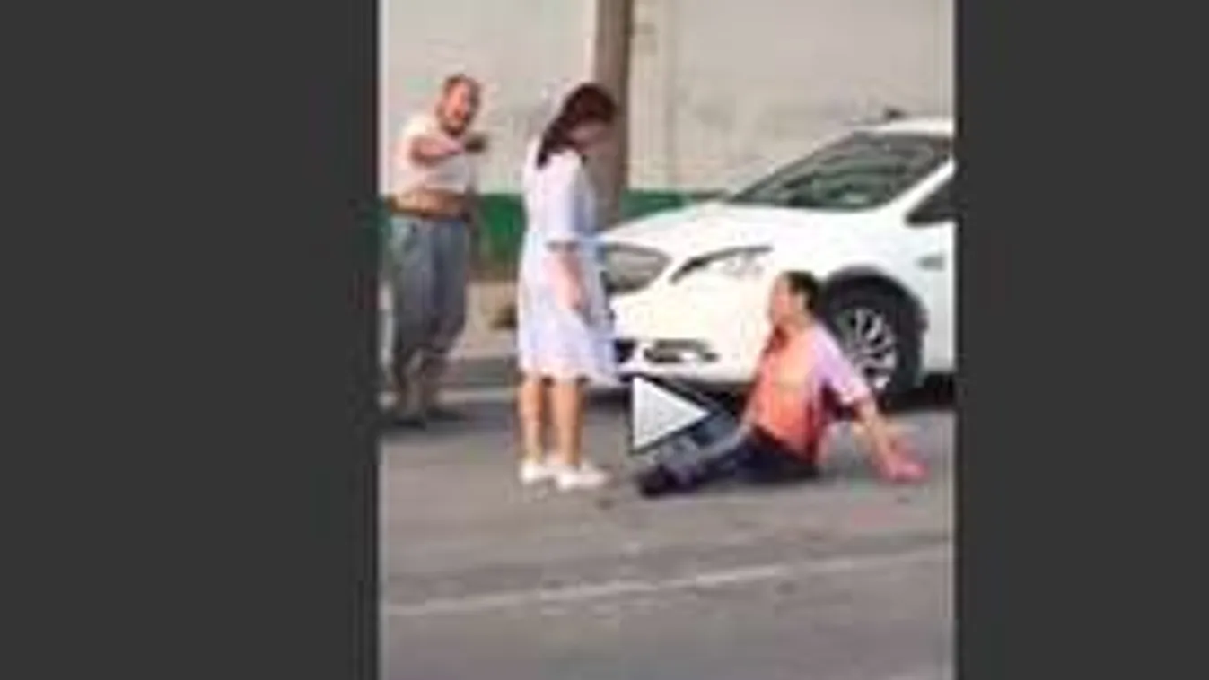 Berágott a nő, az utcán késelte meg a férjét - videó