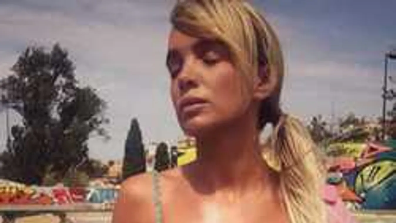 Az Eiffel-toronynál villantotta meg mellbimbóit a dúskeblű PSG drukker