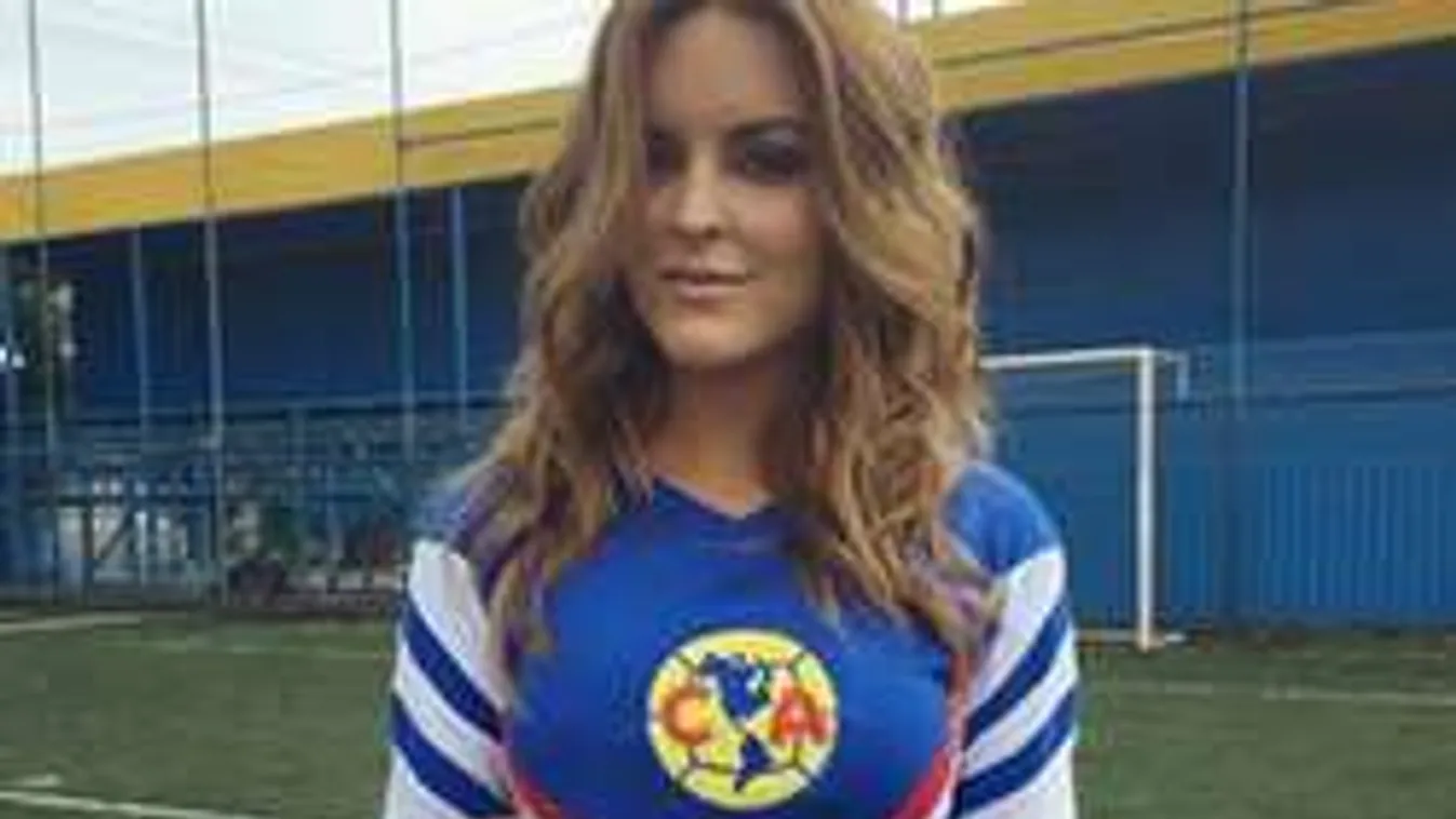 Ennek a szexi szurkolólánynak a mellei éltetik a csapatokat