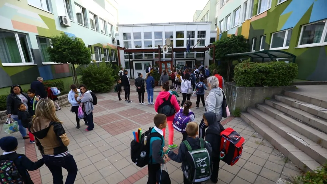 Becsöngettek: ezzel a dallal üzent Orbán Viktor a diákoknak