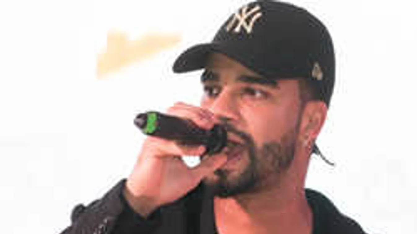 Sokat kockáztat: Sérülten lép pályára magyar énekes