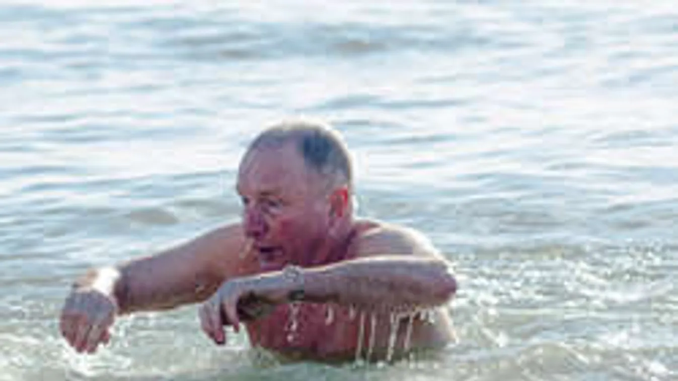 Horrorbaleset: erre nem számított a meztelenül úszó nudista!