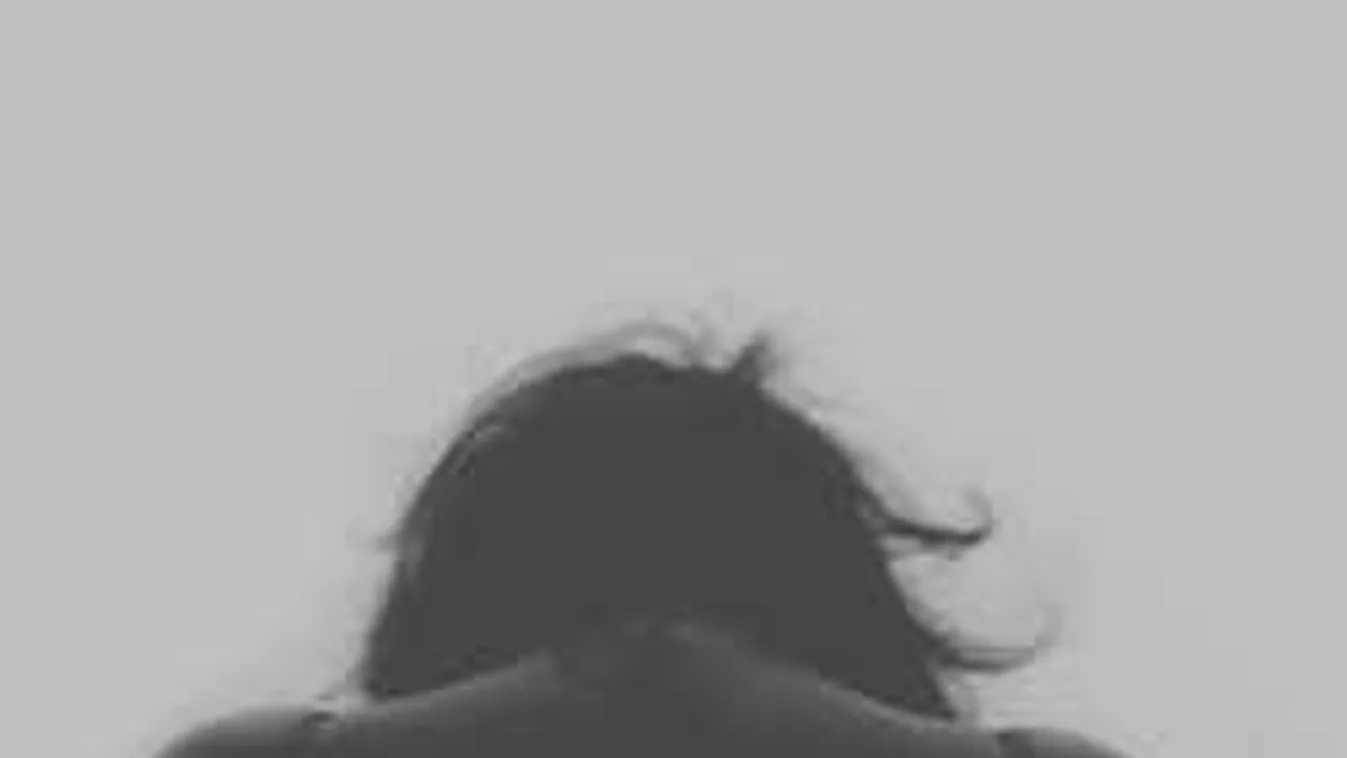 Ájultra erőszakolták a nőt a migránsok, élőben közvetítették