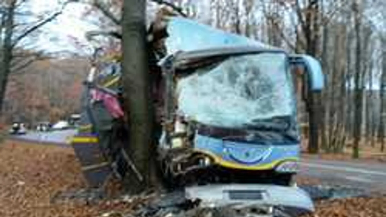 Rettenetes balesetet szenvedett egy busz az Északi-középhegységben