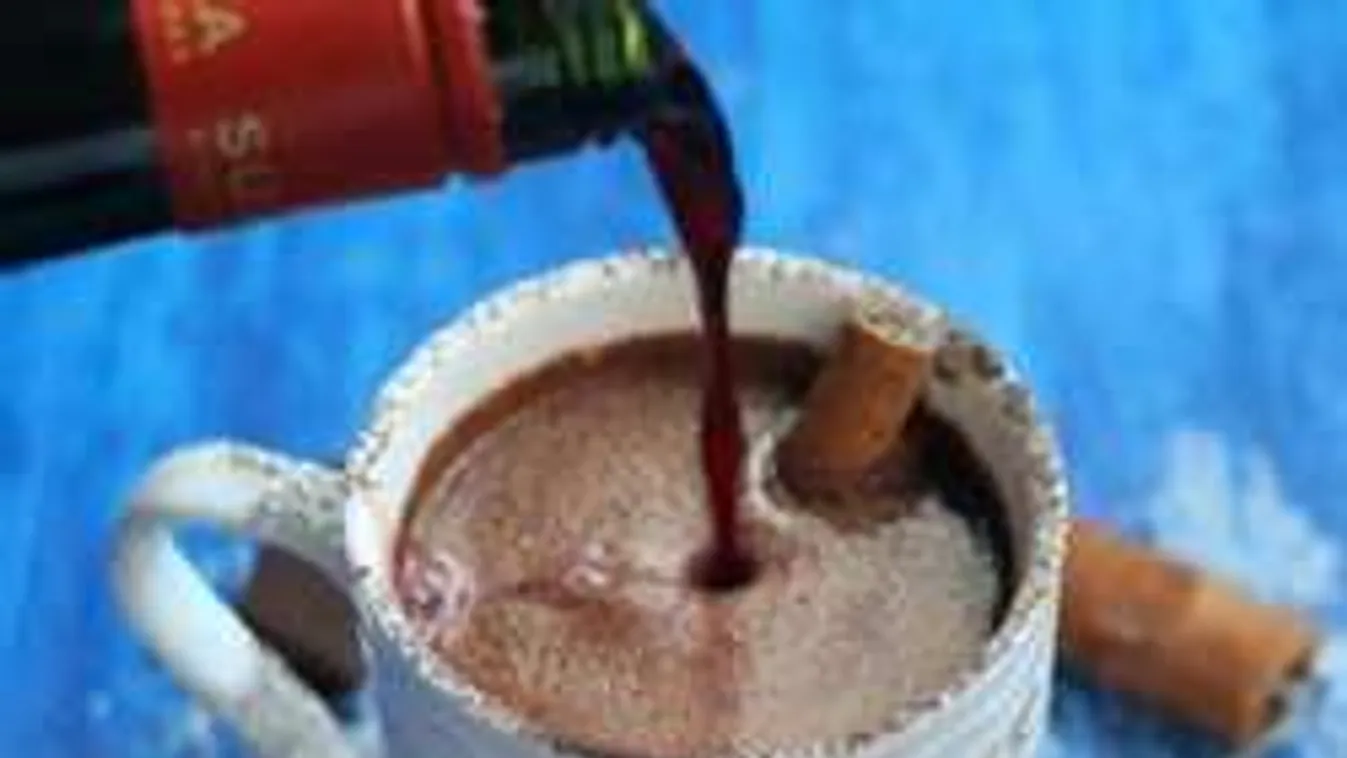 Nem hiszed el, mit öntöttek a vörösborba! Így melegít igazán!