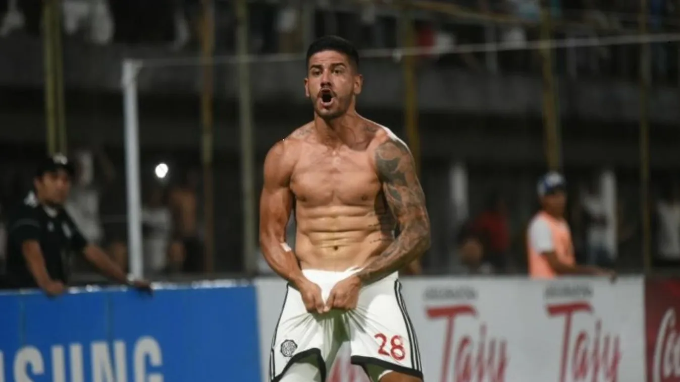 Esztelen, meztelen gólöröm: a gatyáját is letolta a focista, kifigyelt a cerkája