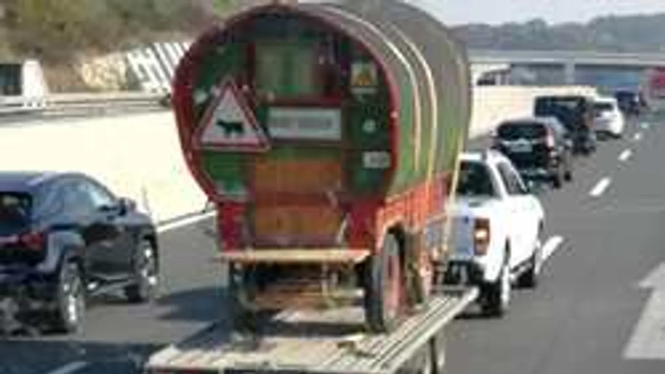 Elindultak haza az elhunyt magyar vándor ökrös szekerével