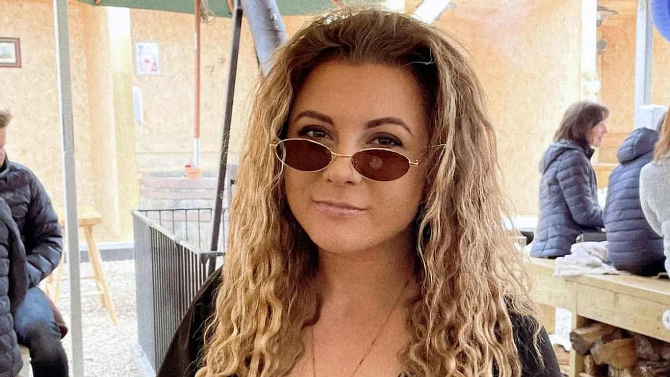 Áldás vagy átok? Rendszeresen és extrém módon csap le a csinos fiatal nőre az orgazmus