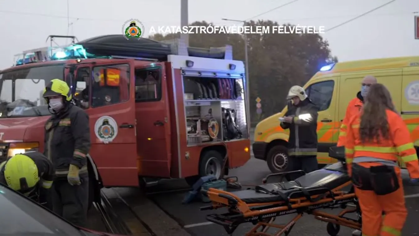 Drámai videó Budapestről: a rommá tört kocsiból a csomagtartón át emelték ki a fiatal nőt