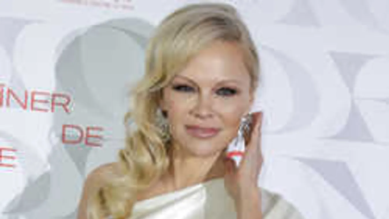 Volt férje karjaiban vigasztalódik a nagymellű színésznő a durva szakítás után