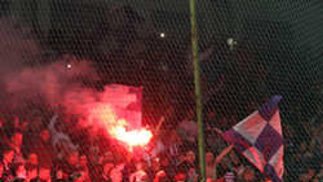 Tüntetnek a szurkolók, fütyülnek az Újpest-Fradira