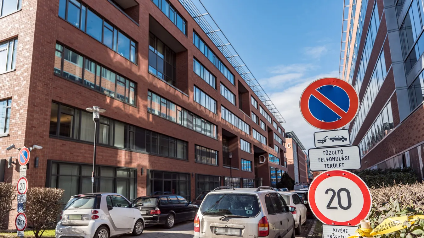 Káosz Újbudán: nem férnek a házakhoz a tűzoltók a parkoló autóktól