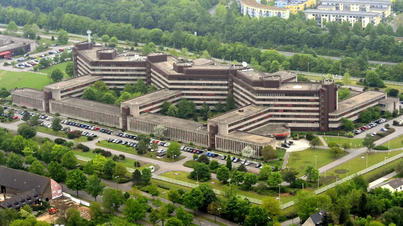 Kínos: 10 ezer forintos kütyüvel buktatták le a német titkosszolgálat fedőszervezetét