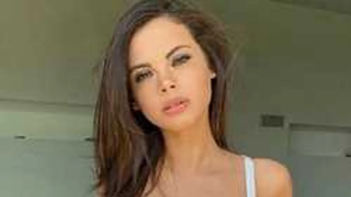 Az élelmiszerboltban villantotta meg a hatalmas cicijeit a fiatal lány!