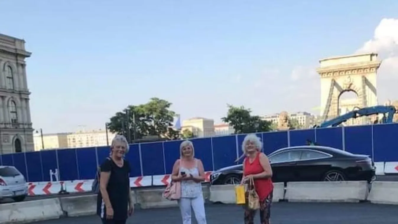 Az újpesti asszonyok virágot vittek a Lánchídhoz
