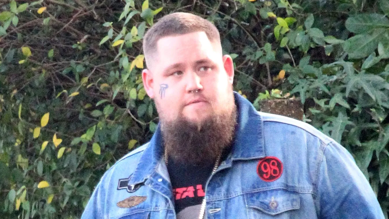 EXCLUSIVE: Rag n' Bone Man takes abreak from Filming his latest Video in North London.