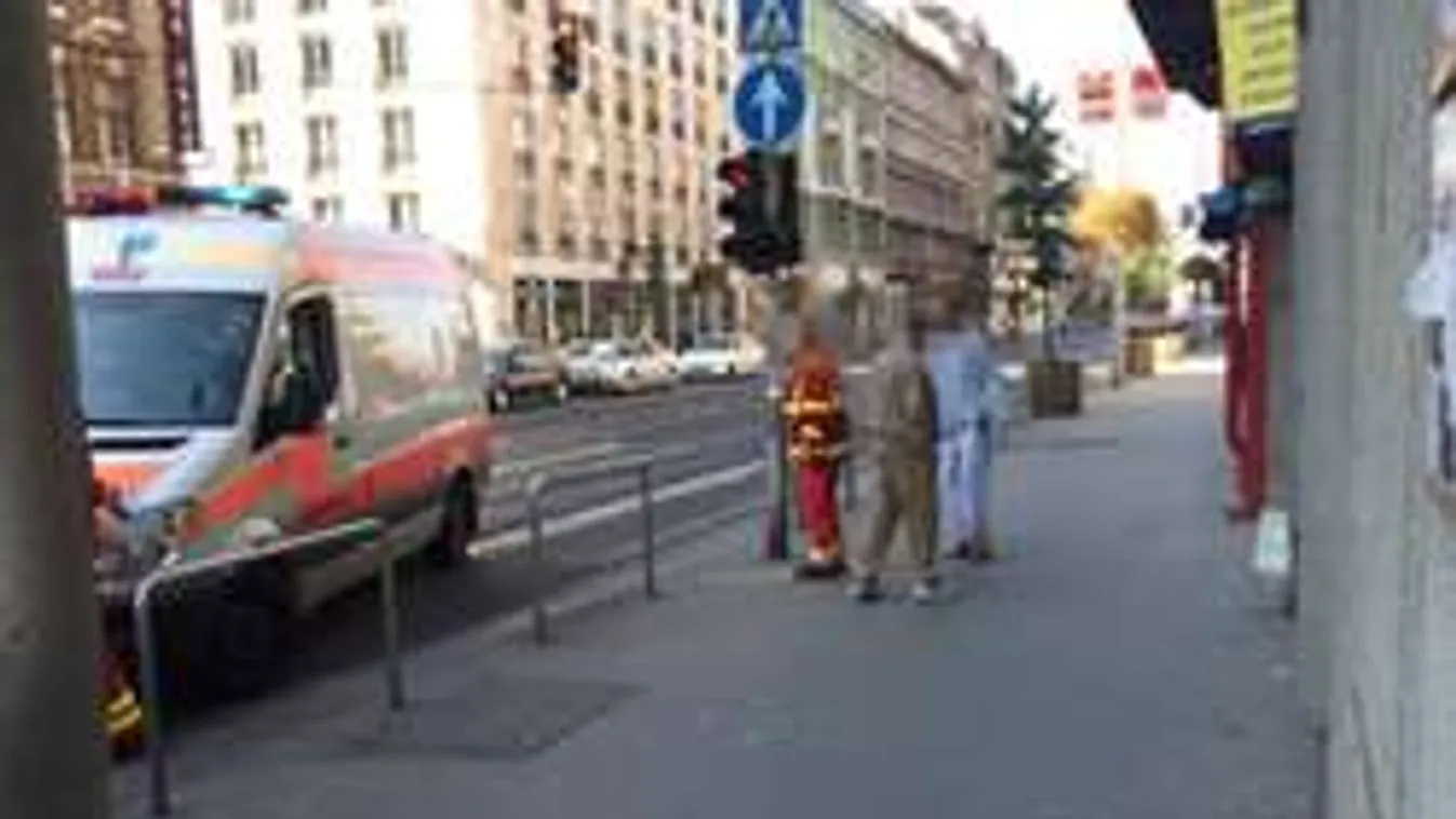 Õrület: Zavarodott pizsamás férfira vadásznak a mentők a Keletinél!