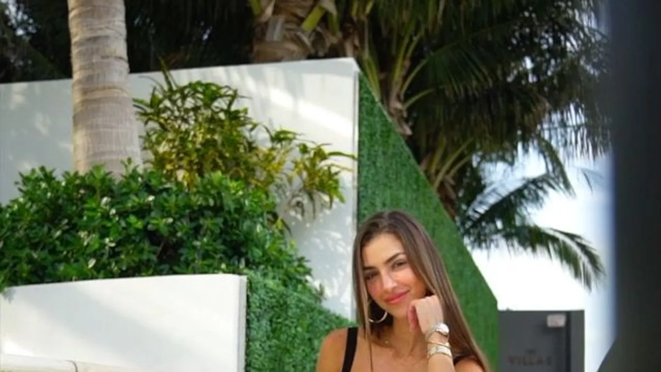 Szétnyílt a felsője, őrjítő pózban nyalakodik a dinnyemellű modell