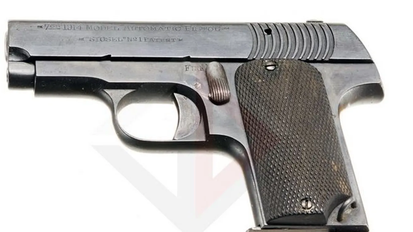 Beépített ember adhatott fegyvert a terroristának