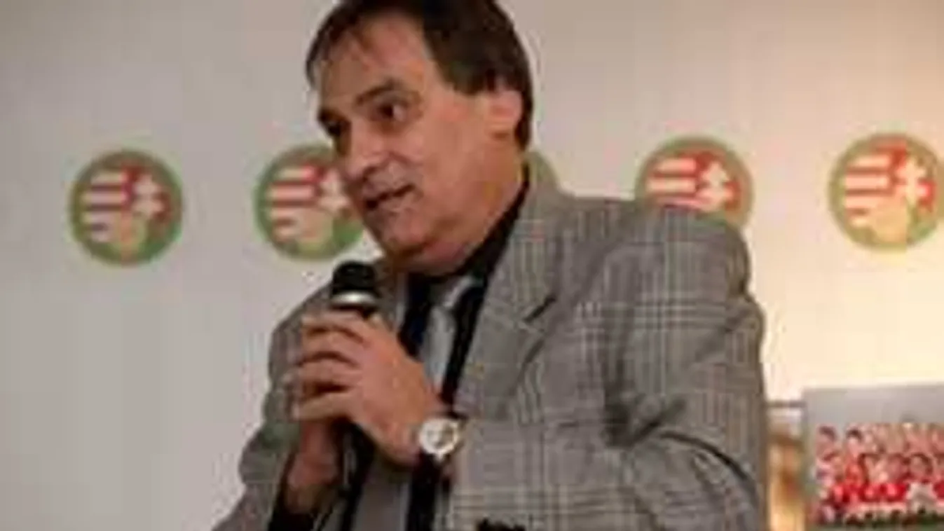 Durva baleset, totálkárosra tört a magyar tévés autója