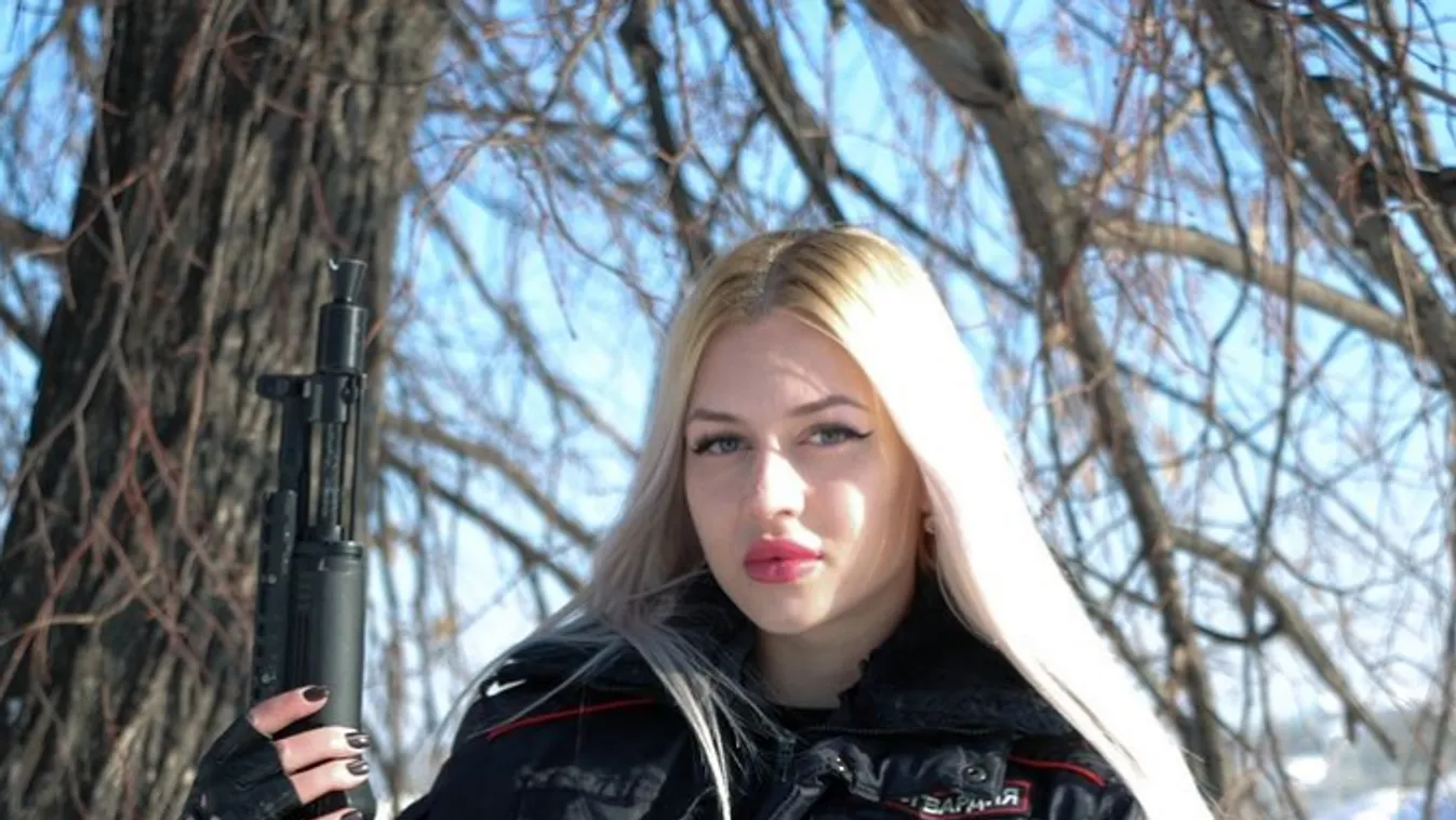 Kirúgták állásából a legszexibb orosz katonalányt