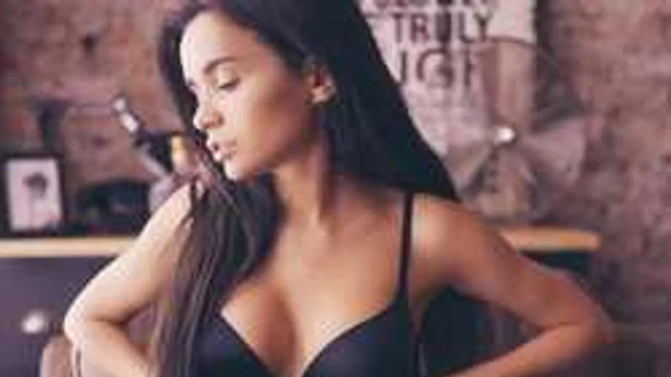 Lesd meg: meztelenül kéjeleg az ágyban az almamellű csodanő