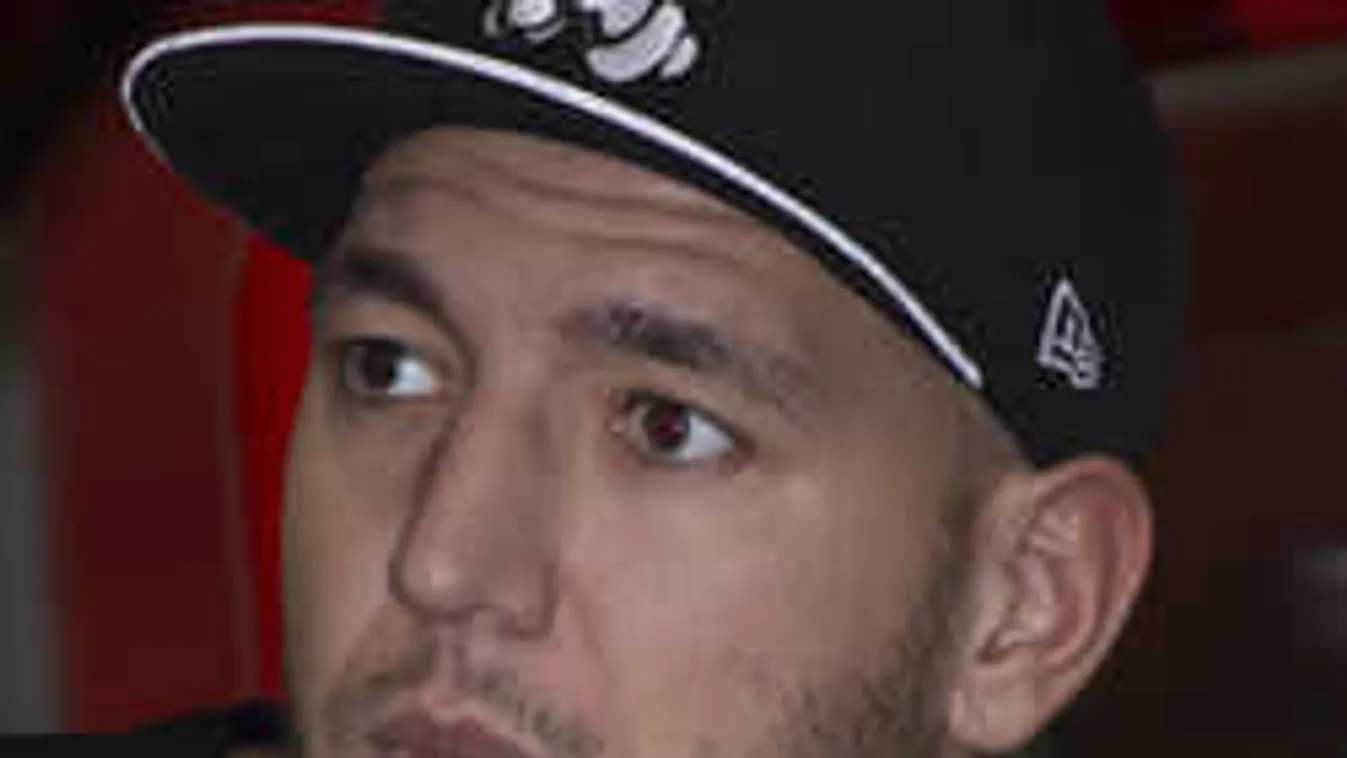 Megható pillanatok: szomjazó kutyákon segített a magyar zenész