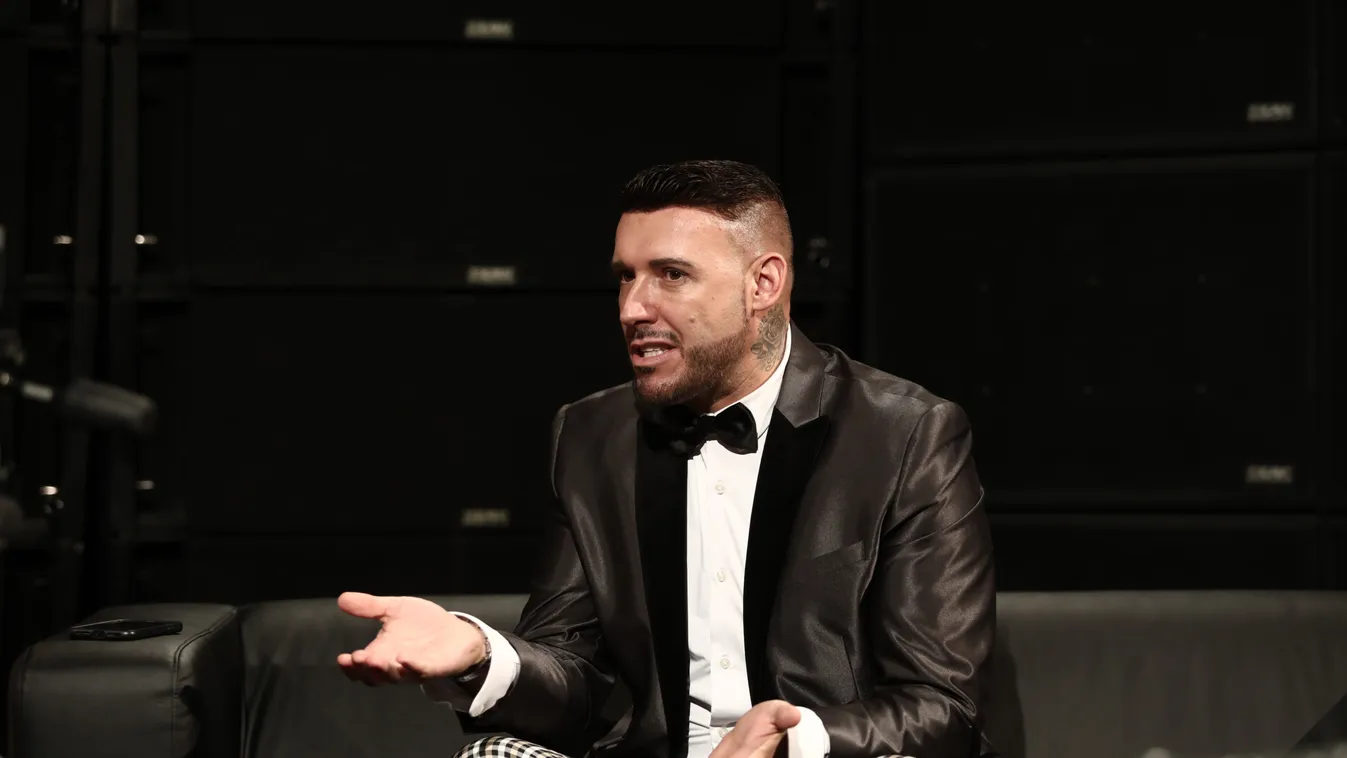 Raktárkoncert: Ha nem zenélhetne, a vendéglátásban dolgozna Jolly