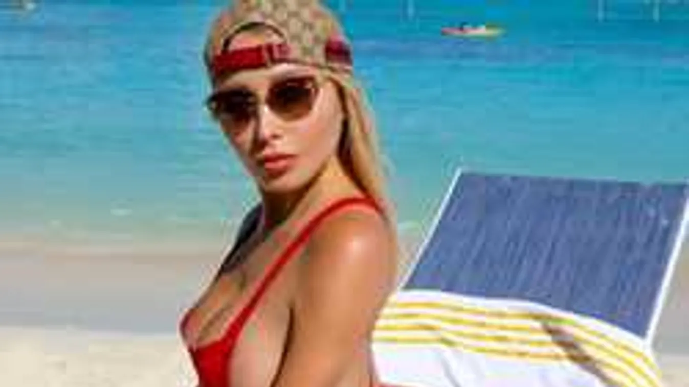 Kávézás közben villantott mellbimbókat a szőke műsorvezetőnő