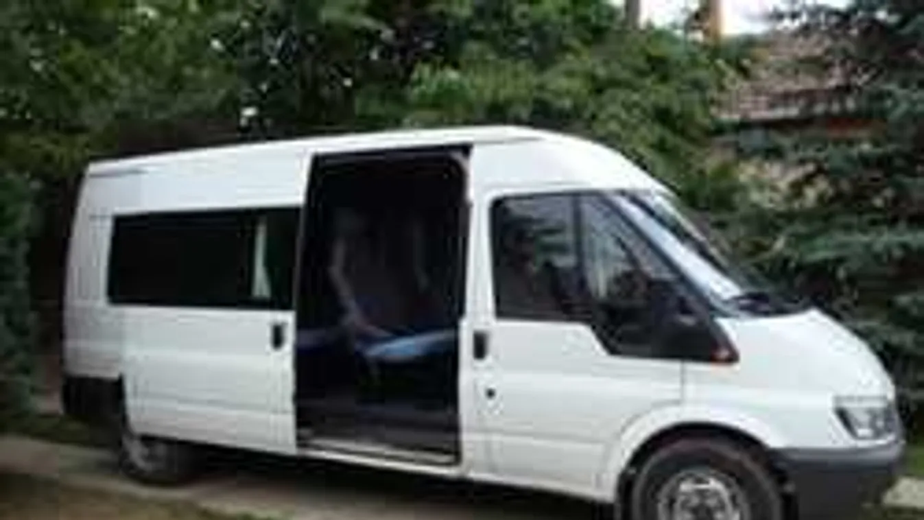 Félmeztelen nő támadt a busz gyanútlan utasaira - videó