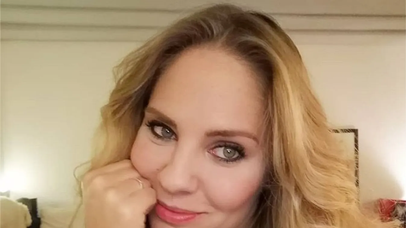 Még nézni is rossz, amit az ujjával tett a magyar műsorvezető