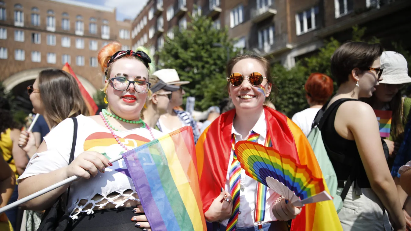 Másfél óra gyülekező után elindult a Budapest Pride – fotók