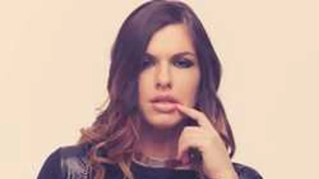 Izgató fotó: Hihetetlenül dögös Dér Heni ebben a fűzős ruhában