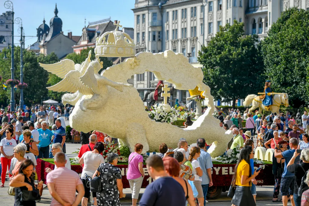 A Trianon 100 nevű virágkocsi